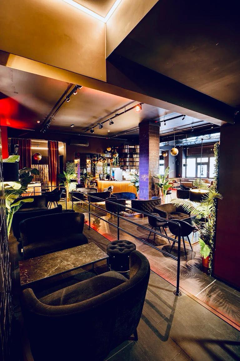 Lounge image 7